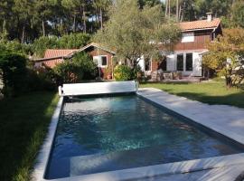 Maison familiale en bois avec piscine, proche du bassin, holiday home in Gujan-Mestras