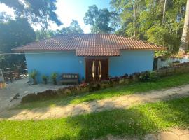 Casa de campo com muito verde e paz/2 quartos/Wi-Fi/churrasqueira/ deck/ trilha/ minha cachoeira, casa de temporada em Rio Acima