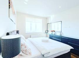 Роскошная 3к квартира 125м2. 22 этаж. Набережная. Дрим Таун. – hotel w Kijowie