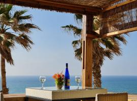 טרסת העץ המלכותית חוף צאנז עם בריכת זרמים פרטית לציבור החרדי, hotel med pool i Netanya
