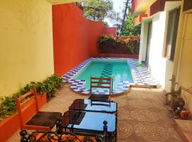 Hilltop 4 BHK Villa with Private Swimming Pool near Candolim, hotel en Goa Vieja