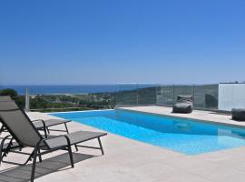 Modern villa with infinity pool close to the sea, hotel i Tavronitis
