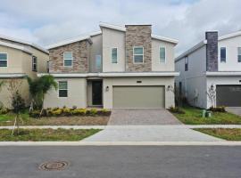 Vila 8 Bedrooms 5 bathrooms and theater room, golf course view, hotel i Kissimmee
