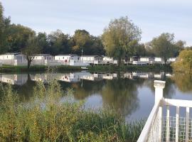 Lakeside Cotswold Holiday Home, spa hotel in Cirencester