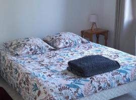 Chambre indépendante à la campagne โรงแรมในPuycalvel Lautrec