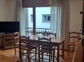 APARTMENT NATURA, Hotel in Puigcerdà