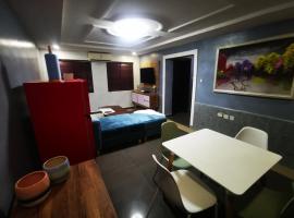 Cozy 2-bedroom Getaway with Pool - Wuse 2. Abuja, apartament a Abuja