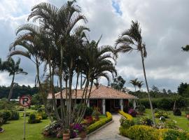Hermosa Cabana con bonito Jardin y piscina en la Mesa de los Santos, semesterboende i Los Curos