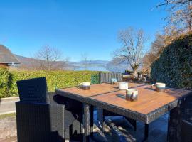 Entre lac et montagne, chaleureuse maison 3 pièces avec très belle vue lac d'Annecy. Terrasse, jardin, parking, cheminée, barbecue ….、サン・ジョリオのホテル