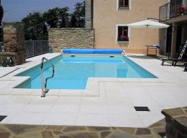 Villa Sutherland Piemonte with private pool, huvila kohteessa Montaldo Bormida