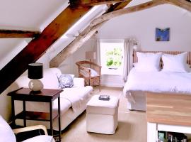 The Attic Apartment, Quay Street Studios Cardigan, hotel cerca de Castillo de Cardigan, Cardigan