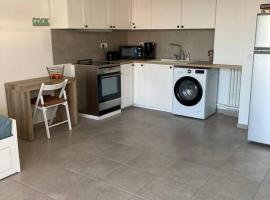 Appartement RDC avec parking privé, holiday rental in La Fare-les-Oliviers