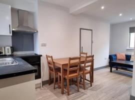 2 BED 2 BATH & FREE PARKING - 10 MINS TO MADEJSKI STADIUM, hotel s parkováním v destinaci Theale