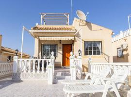 Spacious 2 Bed Detached Villa with communal pool, hotel a La Florida