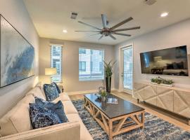 Modern Irvine Condo with Pool - 7 Mi to Beach!, condo σε Irvine