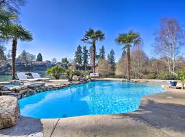 Luxe Grants Pass Getaway with Riverfront Views!, hotel with jacuzzis in Grants Pass