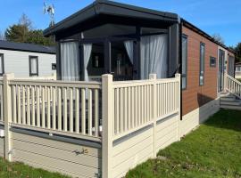 Falconers Lodge with Hot Tub, hotel a Barmby on the Moor