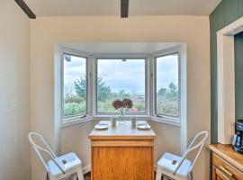 Lovely Coupeville Home with Puget Sound Views!, huisdiervriendelijk hotel in Coupeville