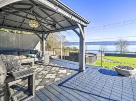 Puget Sound Cabin with Hot Tub and Water Views!, feriebolig i Bremerton