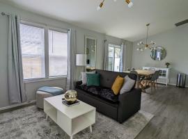 Contemporary 2-Bedroom Close to Downtown, Dining, hotel v mestu Eugene