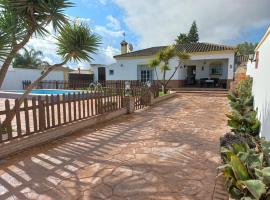 Casa Rafael-Chalet con piscina privada, casa de muntanya a Chiclana de la Frontera