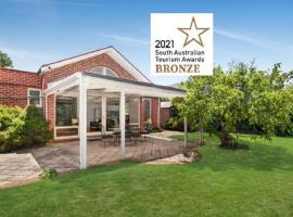 Adelaide Style Accommodation - City to Beach - Free WIFI - Free 3 car parking - Great location, holiday home in Adelaide