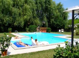 Room in Farmhouse - Apartment in Farmhouse Casolare dei Fiori โรงแรมในChiesina Uzzanese