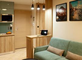 Designer apartments close to the center + free parking, hotelli Thessalonikissa lähellä maamerkkiä Linja-autoasema
