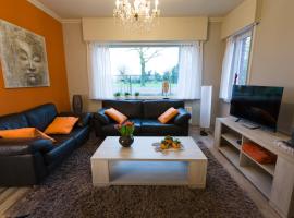 Gezellige woning met 3 slaapkamers en gratis parking, holiday rental in Deinze