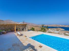 Spacious 6 bdrm Stone Villa with Pool, hotel in Rámos