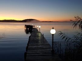 Kairos on the Lake, hotel perto de Lakes Area National Park, Sedgefield