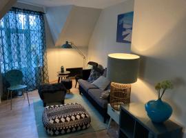 Downtown Historical House with Renovated apartments، فندق بالقرب من Coastal Route Terminal Ålesund، أوليسوند