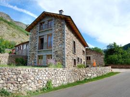 Casa Rural Las Verdes l y II, hotell med parkeringsplass i Torre de Babia