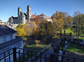 Apartment Meinradsberg mit Balkon, hotel a prop de Abadia d'Einsiedeln, a Einsiedeln