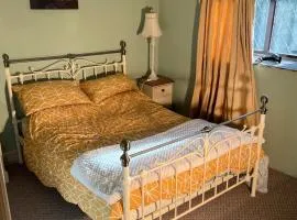 2 Bed Cottage - Sleeps 4 - Pets - Parking
