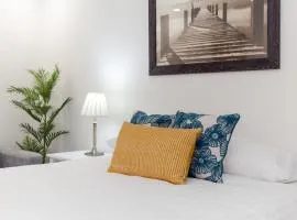 A1 Stylish light filled 2 bed apt Free WiFi