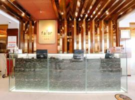 Favor Hotel Makassar City Center By LIFE، فندق في ماكاسار