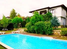 Вила Афина - Villa Afina、バルチクのコテージ