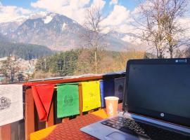 Cupidtrails Himalayan Castle, hotel com estacionamento em Manali