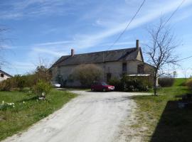 joli gite au calme proche d'Issoudun (17 km), hotell med parkering i Giroux