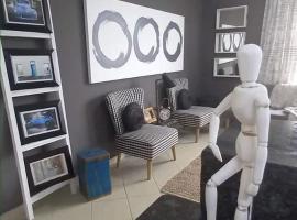 V's studio, hotel in Ballito