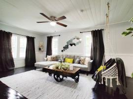 HoneyComb GEM, Beautifully Designed & Near Downtown Thomasville, vacation home in Thomasville