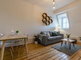 Eigene Wohnung im Stadtzentrum mit wunderschöner Dachterrasse, hotel in Biel