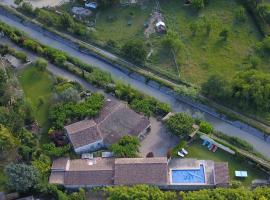 Gîte chez Cécile dans le Luberon, khách sạn ở Lagnes