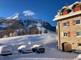 Renoviertes Apartment mit Terrasse an der Piste mit kostenlosen WiFi, hotel in Carezza al Lago