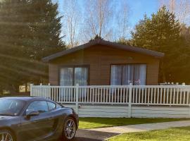 Gleneagles Lodge with Hot Tub, hotel in York