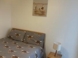 2 Bed Flat Right in Centre of Portrush town, khách sạn ở Portrush