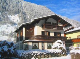 Holiday Home in Salzburg near Ski Area with Balcony, vacation home in Fusch an der Glocknerstraße