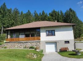 Holiday home in Altmelon in the Waldviertel near Vienna, hotel med parkering i Altmelon