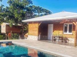 Magnifique maison en bois avec piscine, hytte i Sainte-Anne